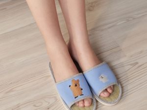 DINOTAENG X 台灣品牌Yvonne Collection 聯名家居用品系列 QUOKKA & BOBO 藺草室內拖鞋