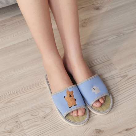DINOTAENG X 台灣品牌Yvonne Collection 聯名家居用品系列 QUOKKA & BOBO 藺草室內拖鞋